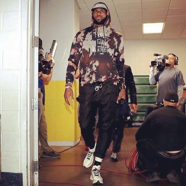 女星爆砍69分！华子：哪天都愿意她在我身上得这么多分（女篮球星狂轰69分！华子打趣：随时欢迎她在我头上拿这么多分）