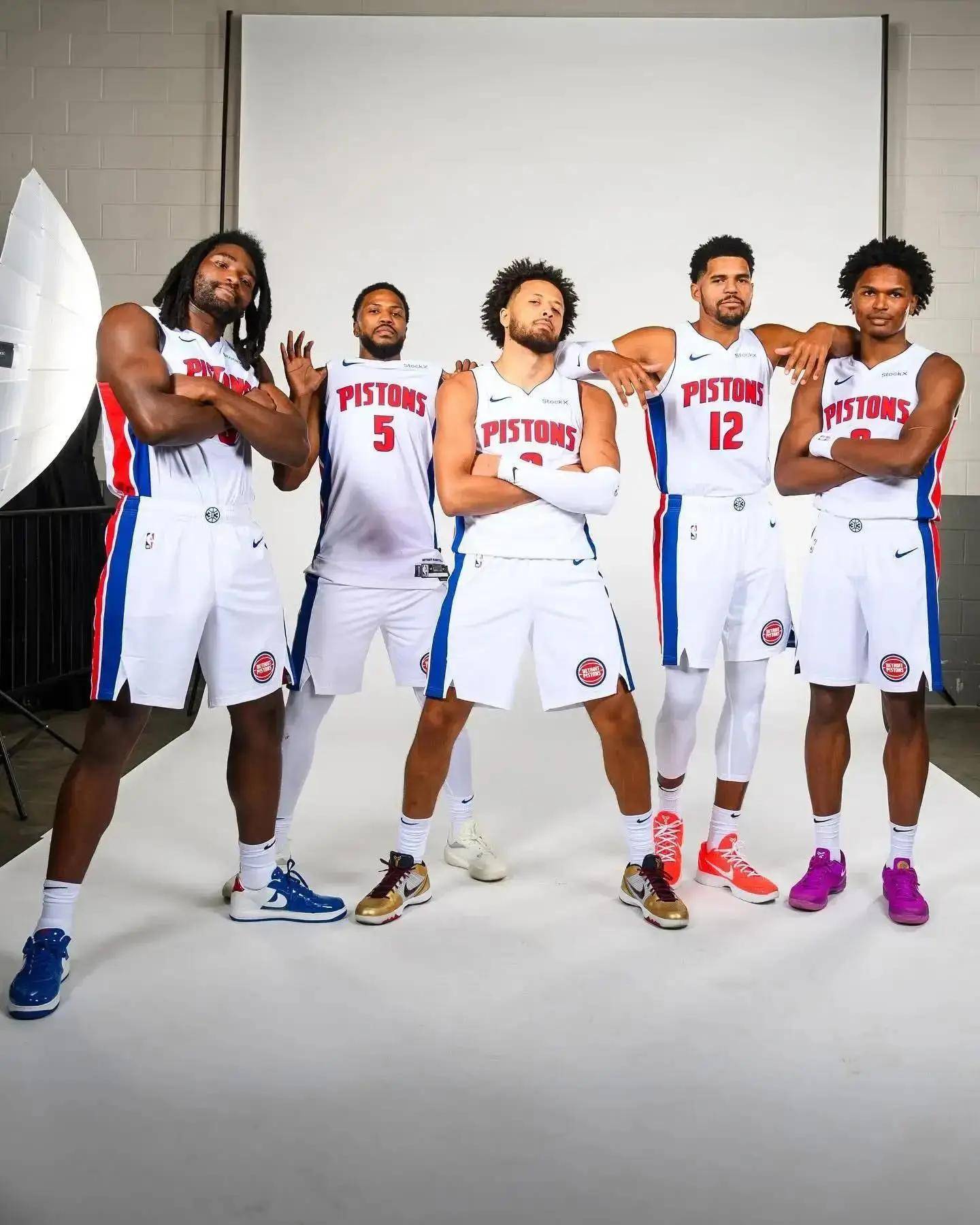 传闻：枪手、蓝军、红军、曼联和拜仁与卡马文加联系在一起（曝卡马文加成豪门目标：枪手、蓝军、红军、曼联与拜仁均被传有意）