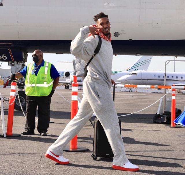 雷迪克盛赞艾顿防守端表现：他能做很多事情，甚至能换防马克西（雷迪克称艾顿防守全面：能胜任多项任务，甚至可换防马克西）