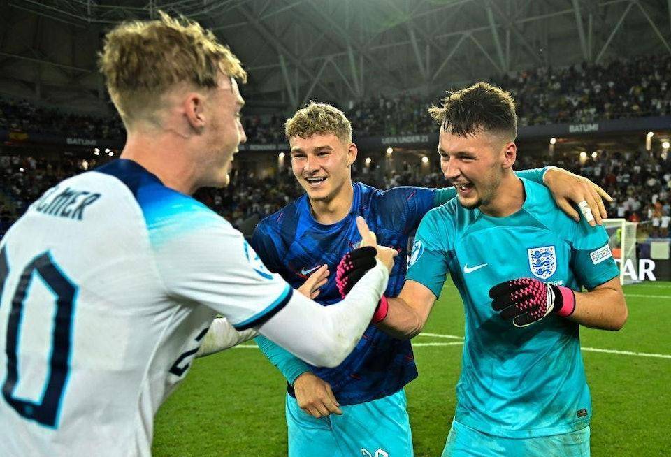 篮球勇士球星单场命中三分刷新纪录（勇士球星单场三分命中数改写纪录）