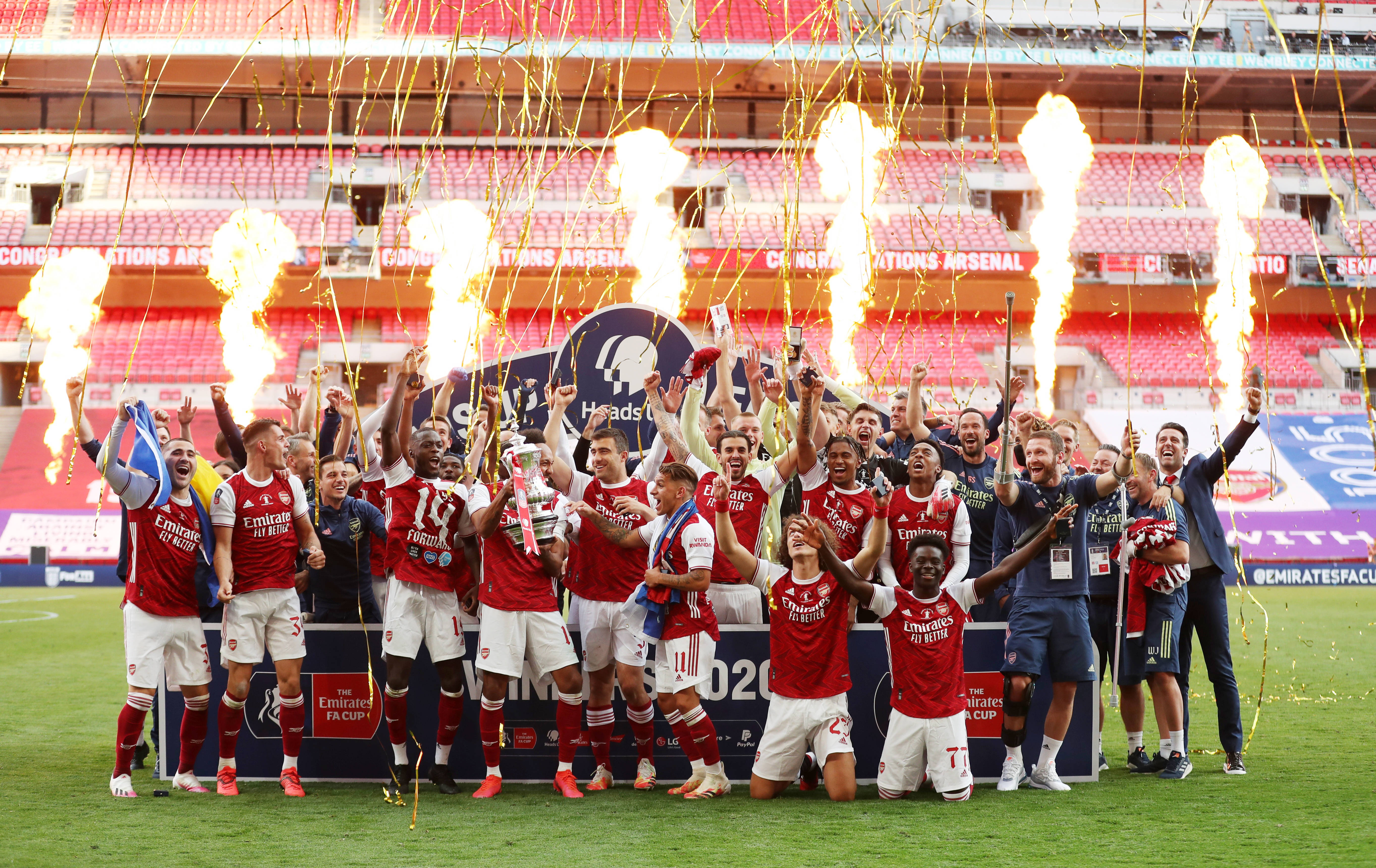 内维尔：萨拉赫做法不对，C罗在曼联曾做过类似事让我很不满（内维尔批评萨拉赫行为不当：C罗在曼联时的相似举动也曾令我不满）