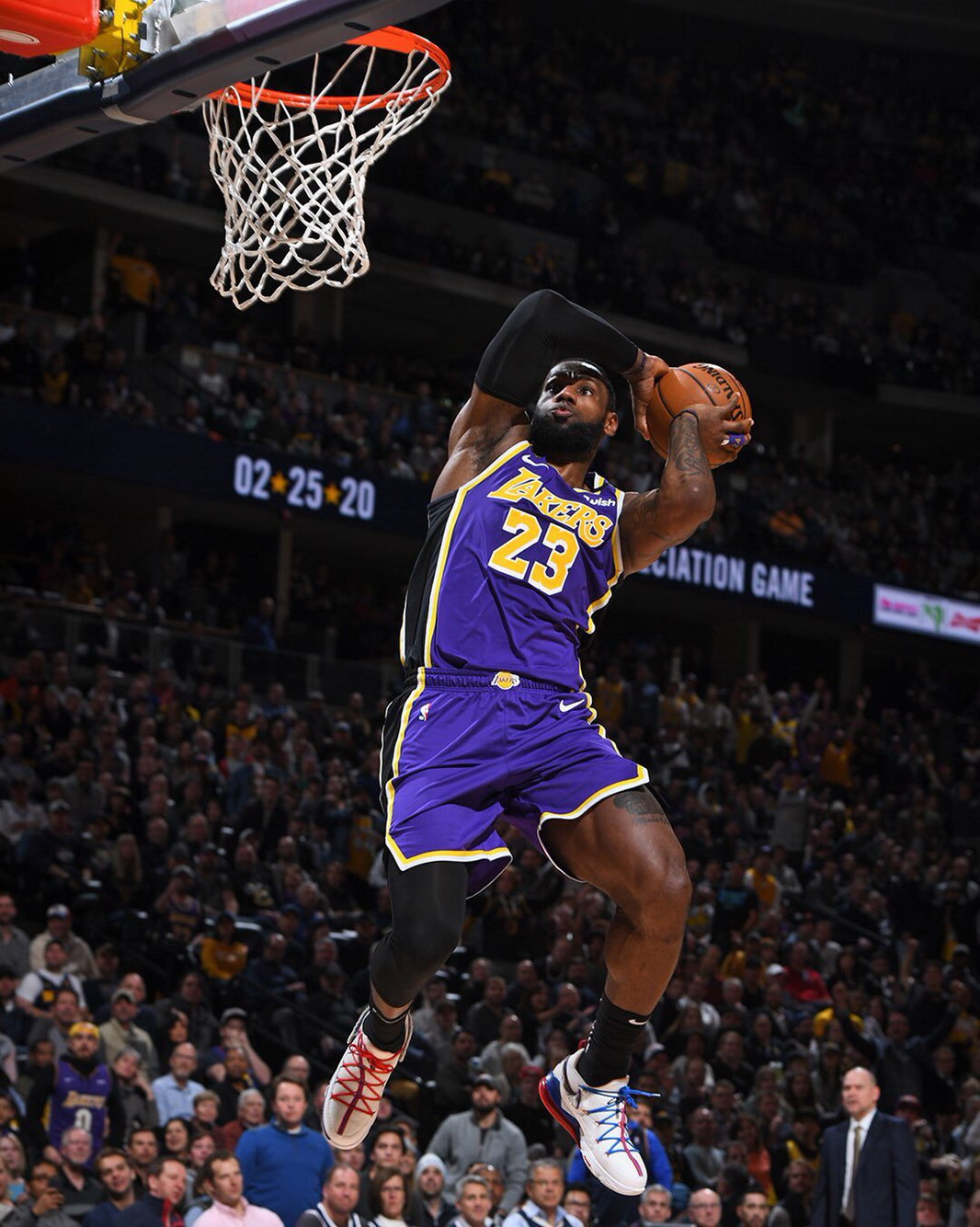 媒体人：中国女足有必要请洋帅吗，面上是孙雯管，实际是谁？（媒体人质疑：中国女足是否该聘请外籍主帅？表面由孙雯主管，真正拍板者是谁？）