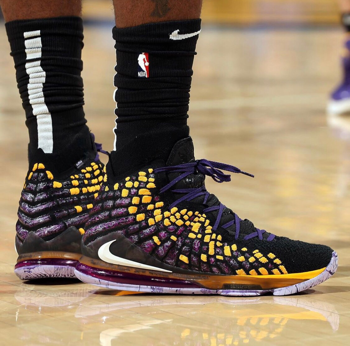 半场战报：门兴格拉德巴赫1-3沃尔夫斯堡，维默尔梅开二度，阿穆拉破门（半场速报：沃尔夫斯堡3-1领先门兴格拉德巴赫，维默尔双响，阿穆拉建功）