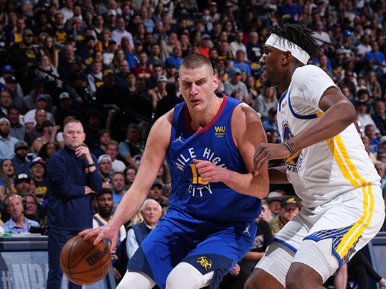 重庆铜梁龙冲超成功，重庆足球时隔4个赛季重返中超（重庆铜梁龙完成冲超，重庆足球阔别四个赛季重回中超）