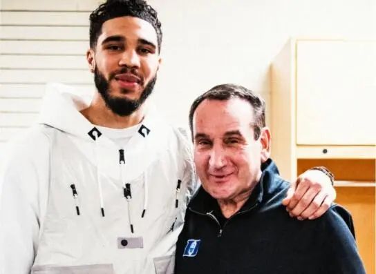 最后时刻4秒，字母哥突破踩线绝杀雷霆，可惜裁判没有吹哨，进球有效，绝杀成功！（终场前4秒，字母哥疑似踩线强突命中，裁判未吹哨，绝杀雷霆生效）