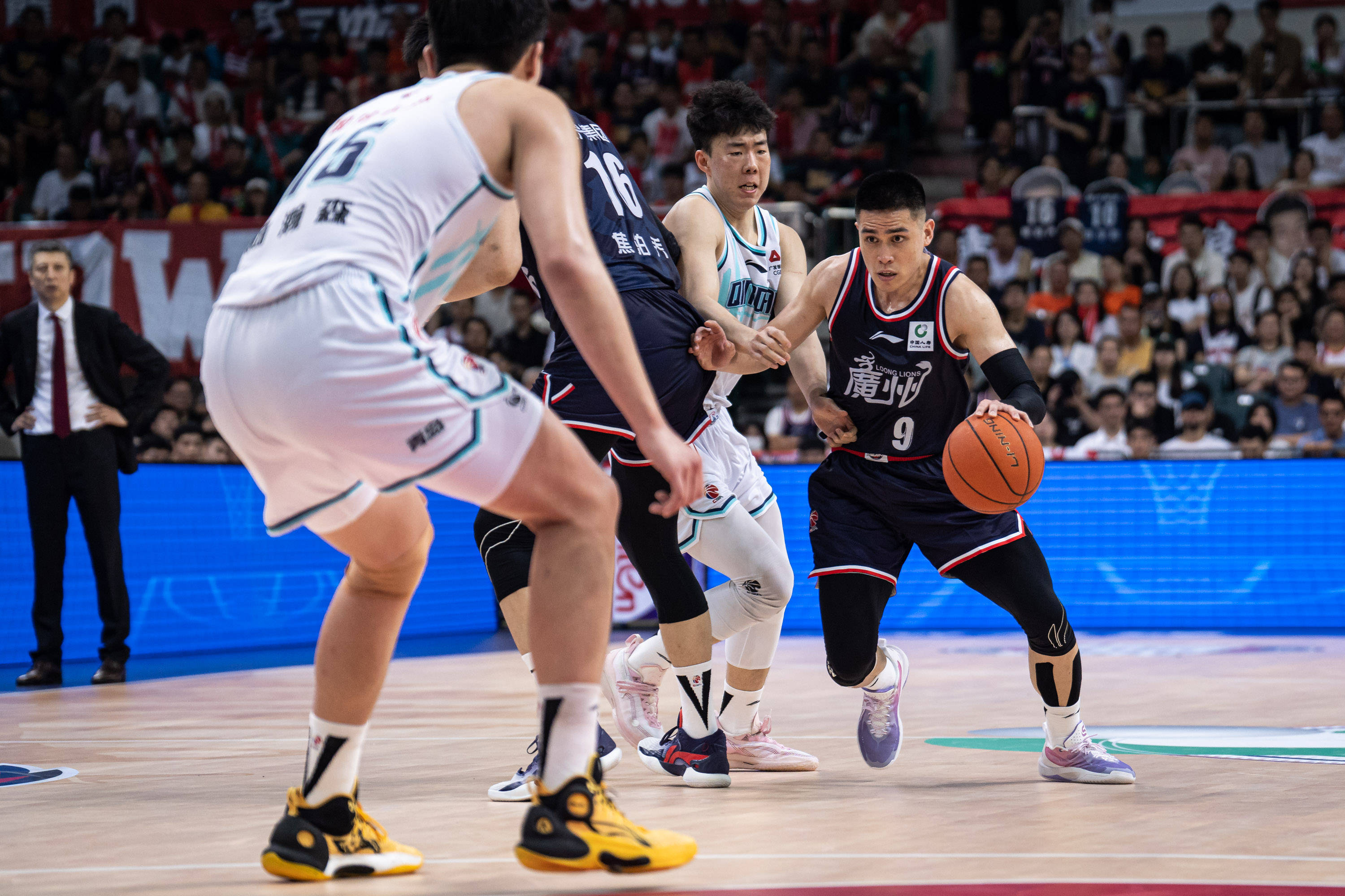 前河北队门将王年将成拍戏时被打伤，眼角被打开缝了三针（前河北队门将王年将在拍戏时遭打伤，眼角裂开缝了三针）