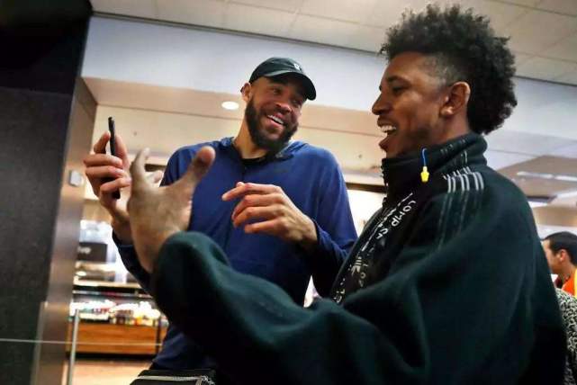 混团世界杯：国乒狂轰8-0胜韩国！双王、栋曼立功，孙颖莎休战（混团世界杯：国乒8-0横扫韩国，双王与栋曼建功，孙颖莎轮休）