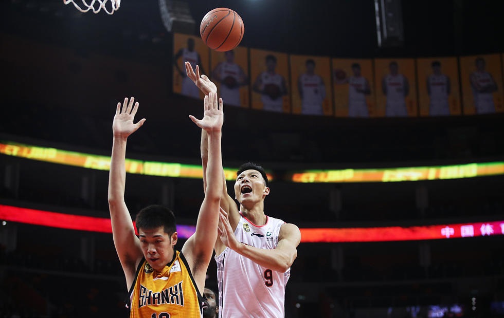 上海篮球新星闫鹏飞：32岁老将的潜力赛精彩表现（上海篮球悍将闫鹏飞：32岁老将在潜力赛中大放异彩）