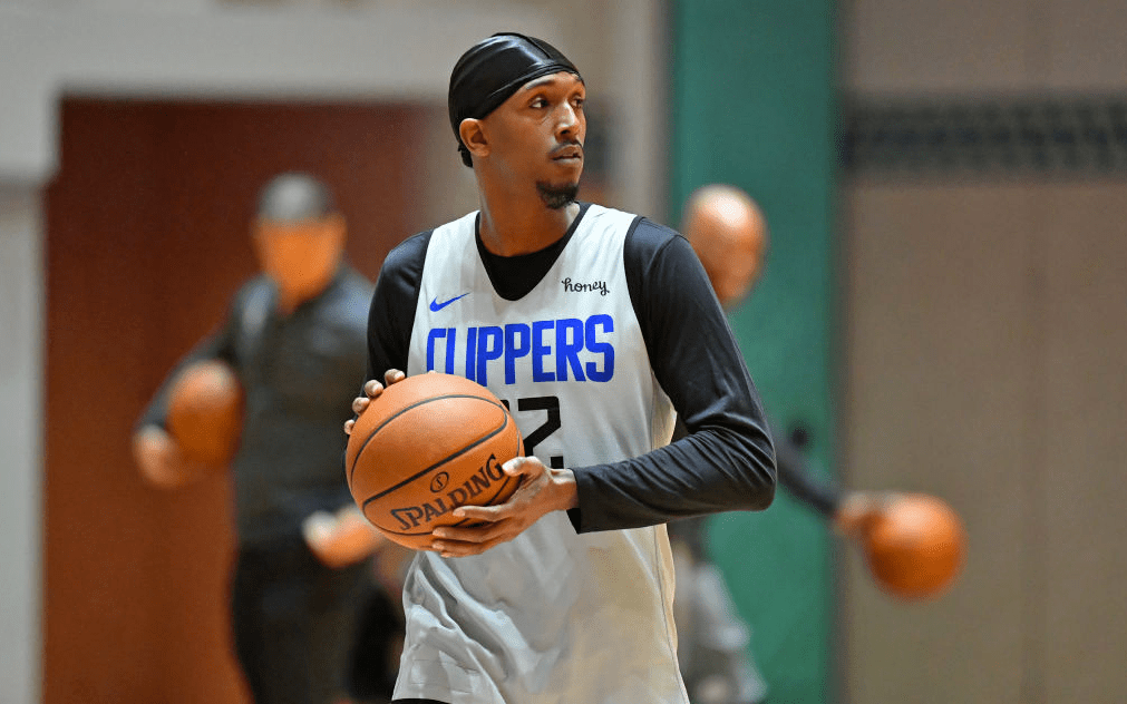 北控篮球赛精彩瞬间，邹雨宸三分球助力球队反超（北控男篮精彩瞬间：邹雨宸命中三分助球队反超比分）