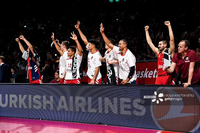 手感火热！怀特半场三分球9投5中得到19分3板3助3盖帽（怀特半场状态爆棚：三分9中5，拿下19分3板3助3帽）