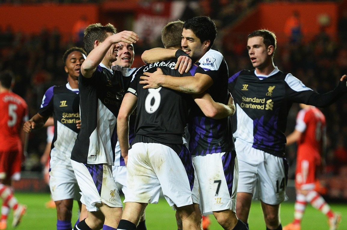 球迷怒喷后蹇韬回应：输球又怎么样？随后被韦世豪、甘超拦下（被球迷怒喷后，蹇韬回怼：输球怎么了？随即被韦世豪、甘超拉住）