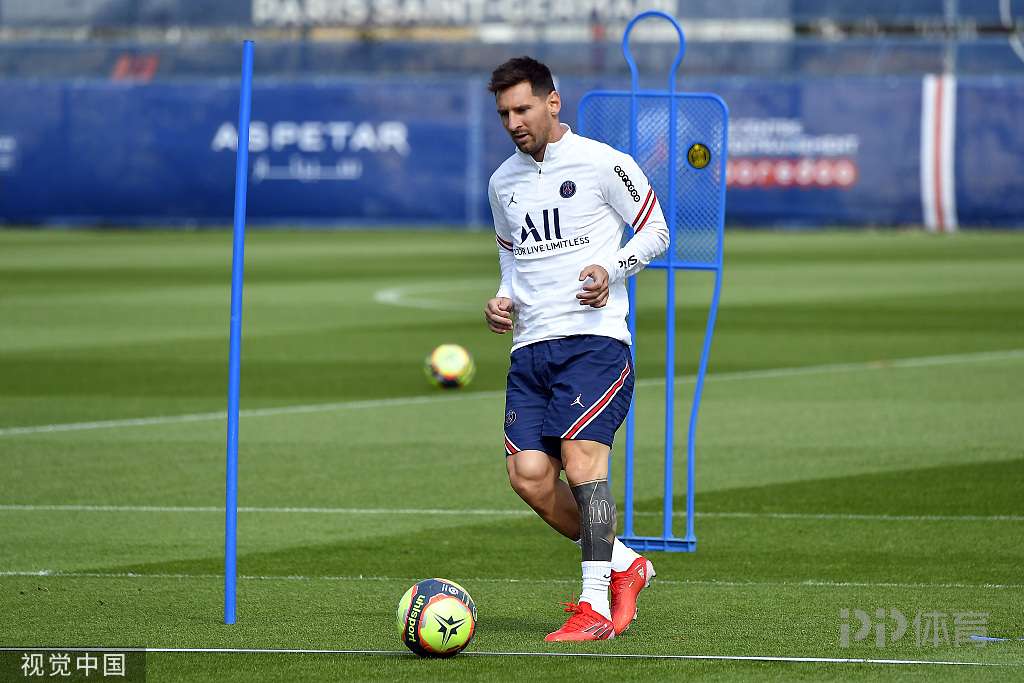 经纪人：莱万不会在冬窗离开巴萨，他专注于帮巴萨赢更多冠军（莱万经纪人：冬窗肯定不走，专注助巴萨争夺更多冠军）